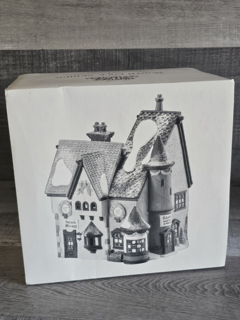 Dept 56 Snow Village "Tassys Mittens & Hassel's Woolies" North Pole, #5622-7